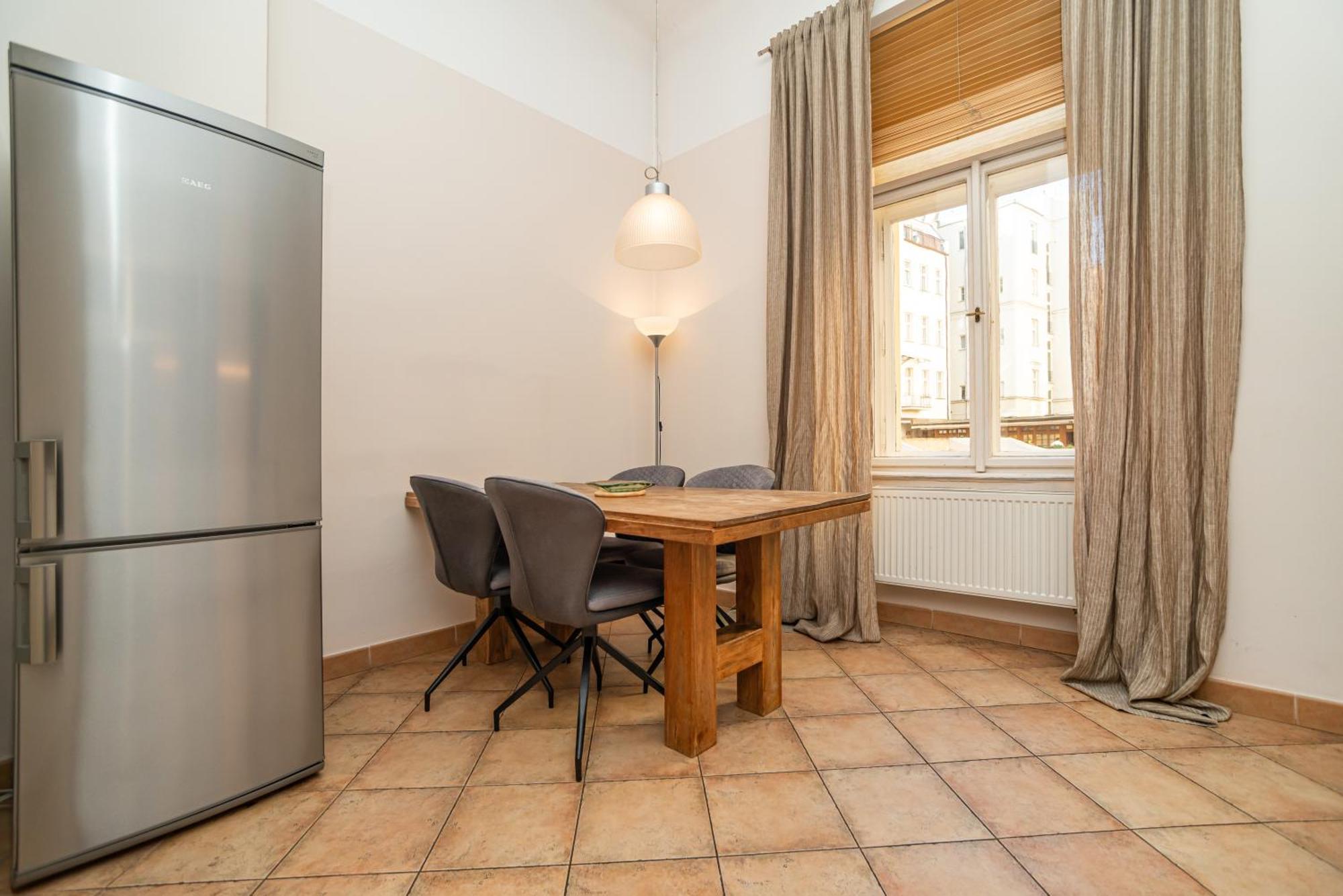 Large And Modern In The Heart Of Daire Prag