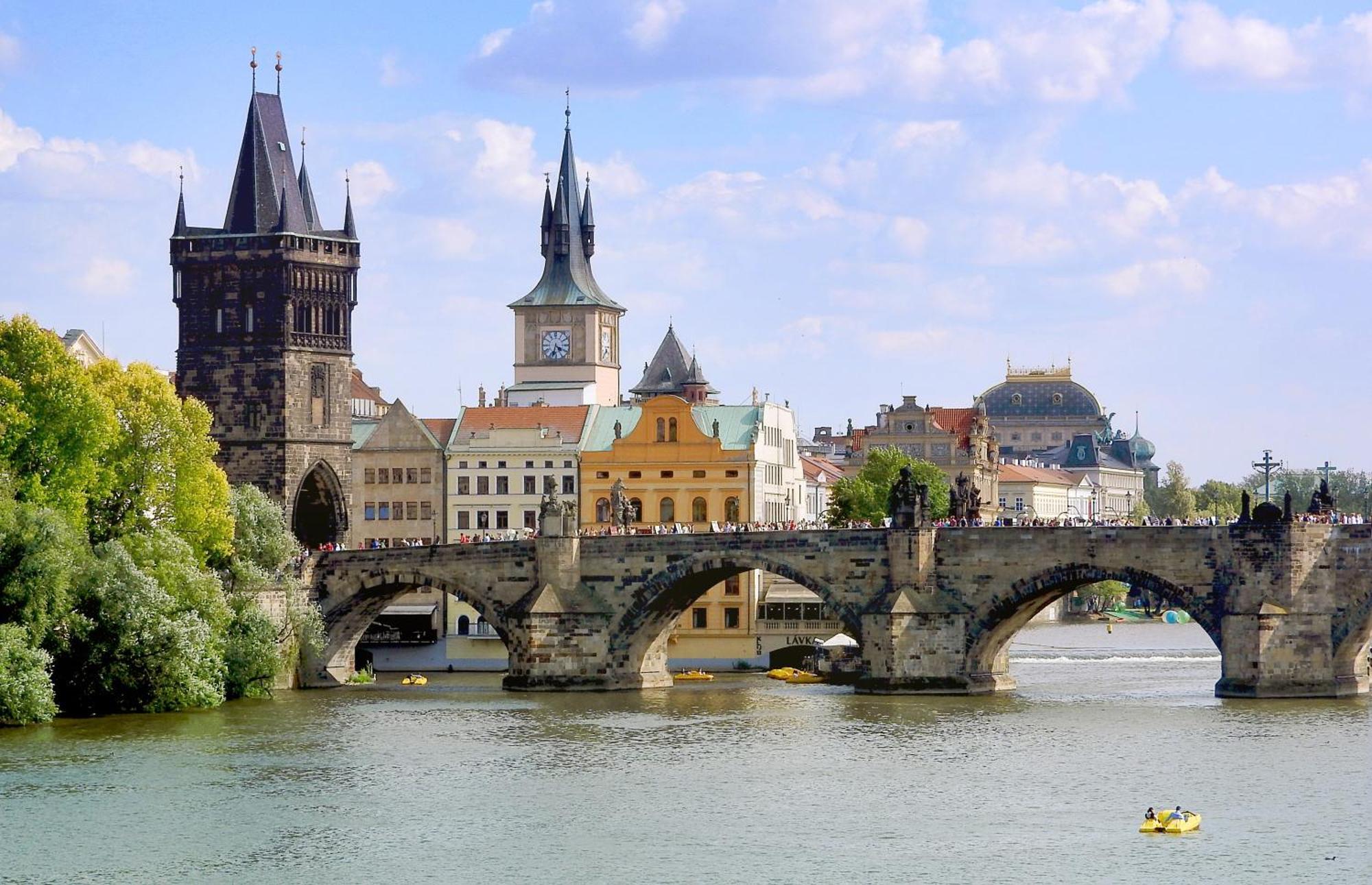 Large And Modern In The Heart Of Daire Prag