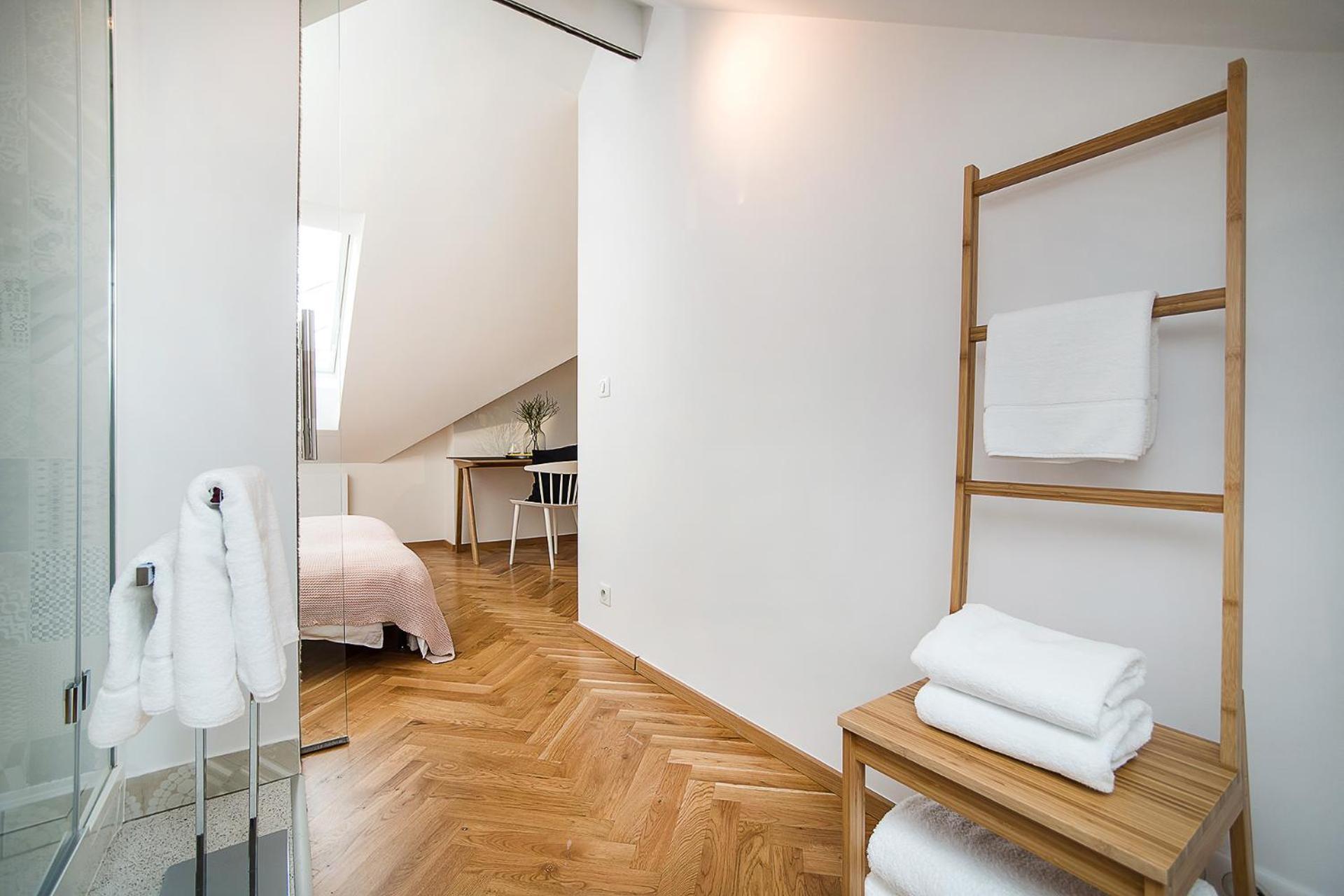Large And Modern In The Heart Of Daire Prag